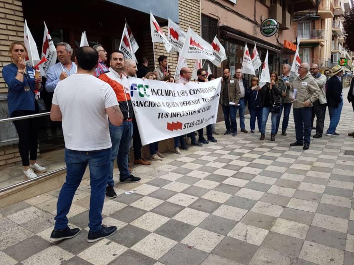Concentración de delegados de STAS en la sede de FCC