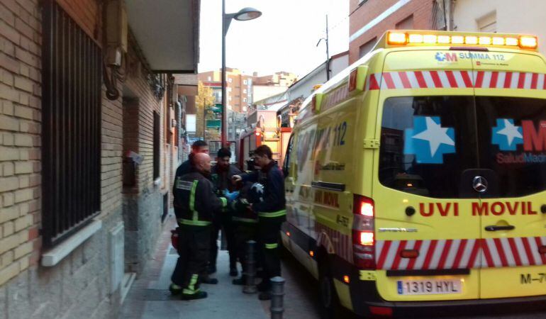 Los bomberos de Alcorcón actuando en la calle San Pablo de Alcorcón