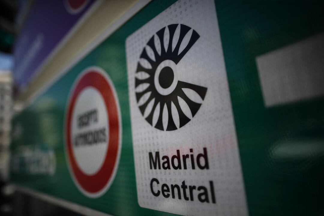 Imagen de archivo de una señal de tráfico de Madrid Central con la indicación de &#039;Circulación Prohibida Excepto Autorizados&#039;.