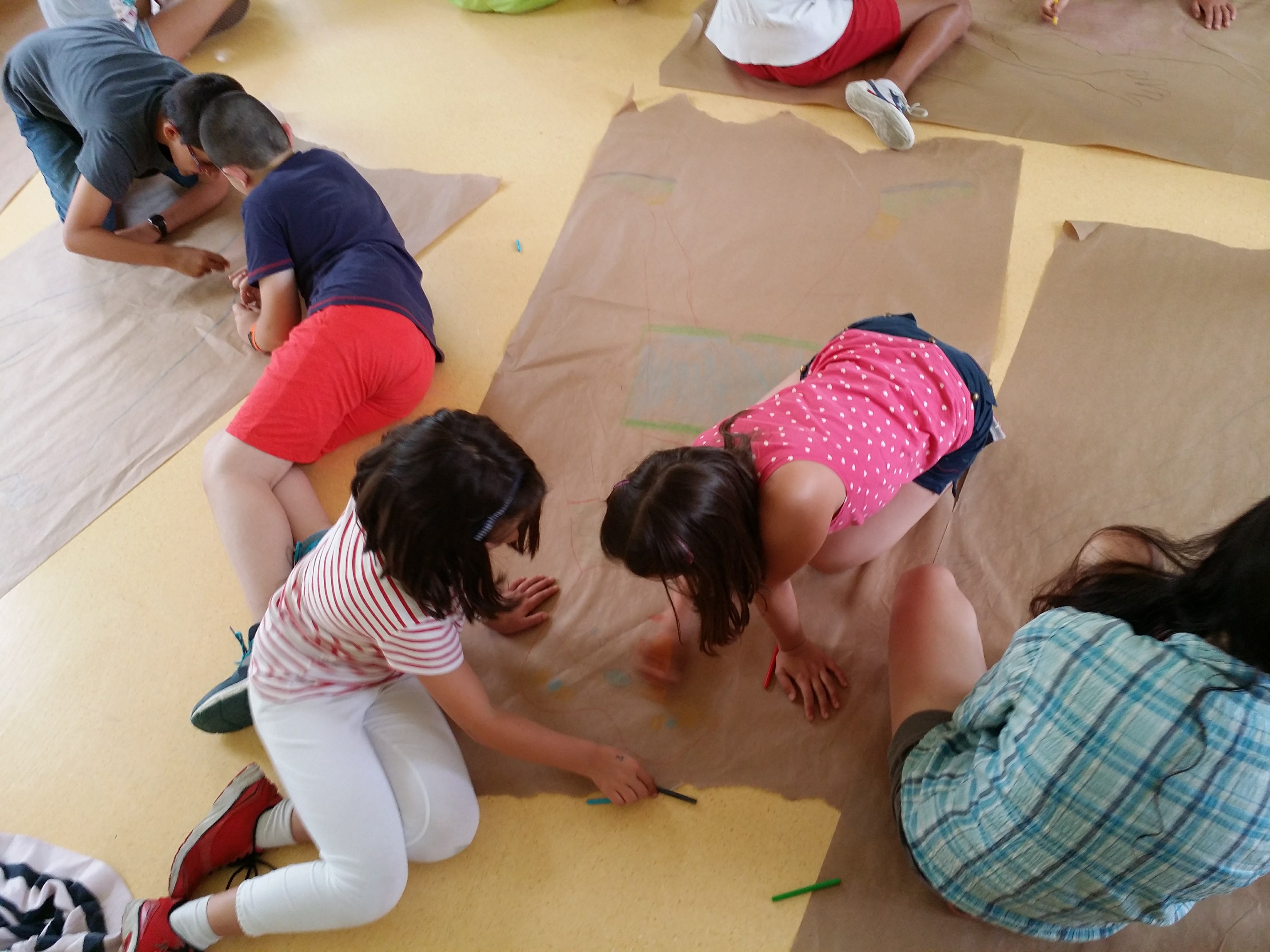 Niños participando en Abierto en Vacaciones