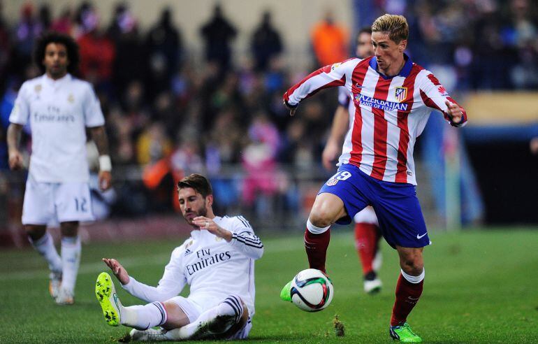 Torres se escapa de Sergio Ramos en el décimo derbi del Niño ante su eterno rival 