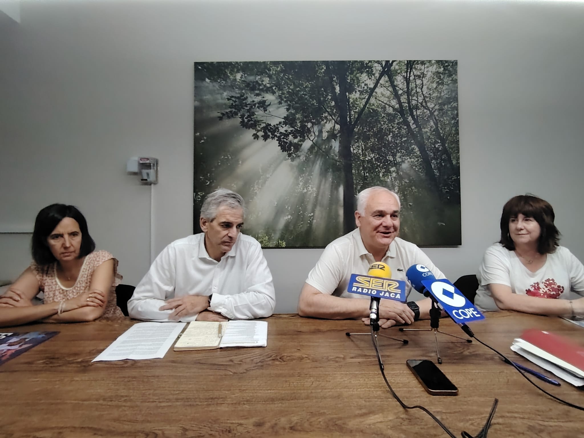 Responsables del colegio Escolapios de Jaca junto al empresario hostelero Pedro Marco