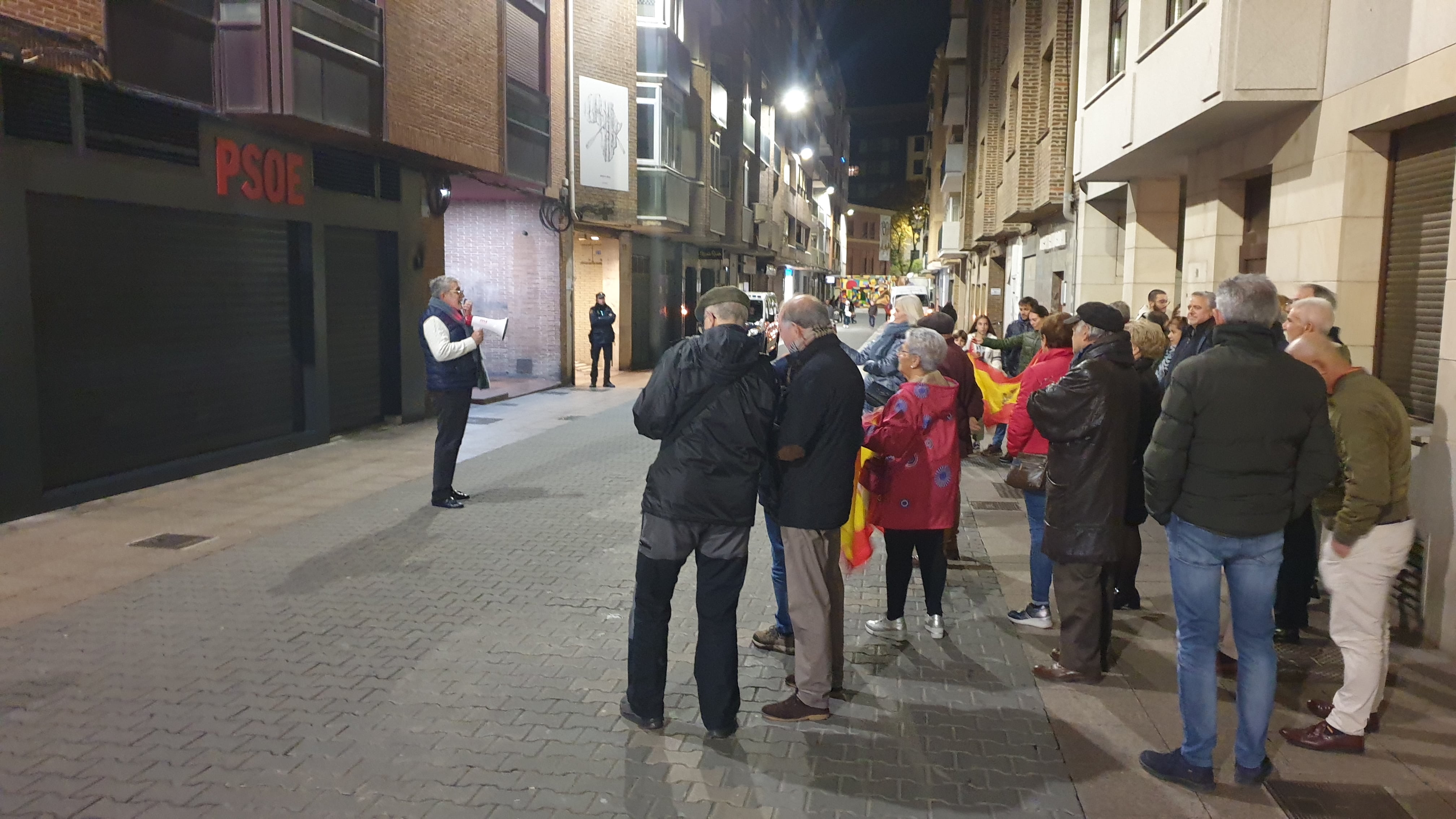 Decaen las concentraciones frente a la sede del PSOE en Palencia con apenas una veintena de personas