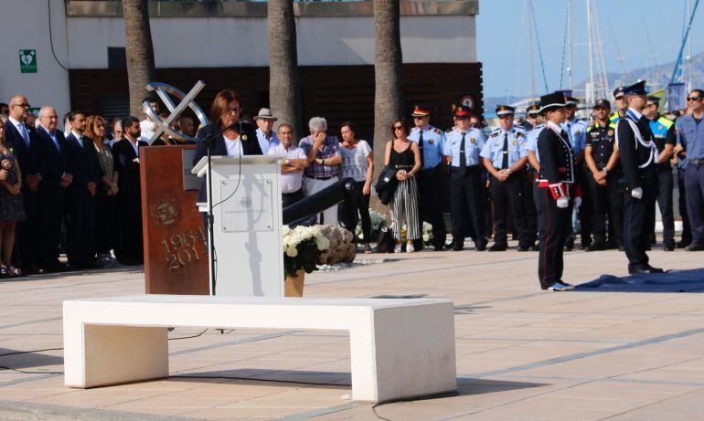 La alcaldesa de Cambrils, Camí Mendoza, durante el acto de homenaje a las víctimas