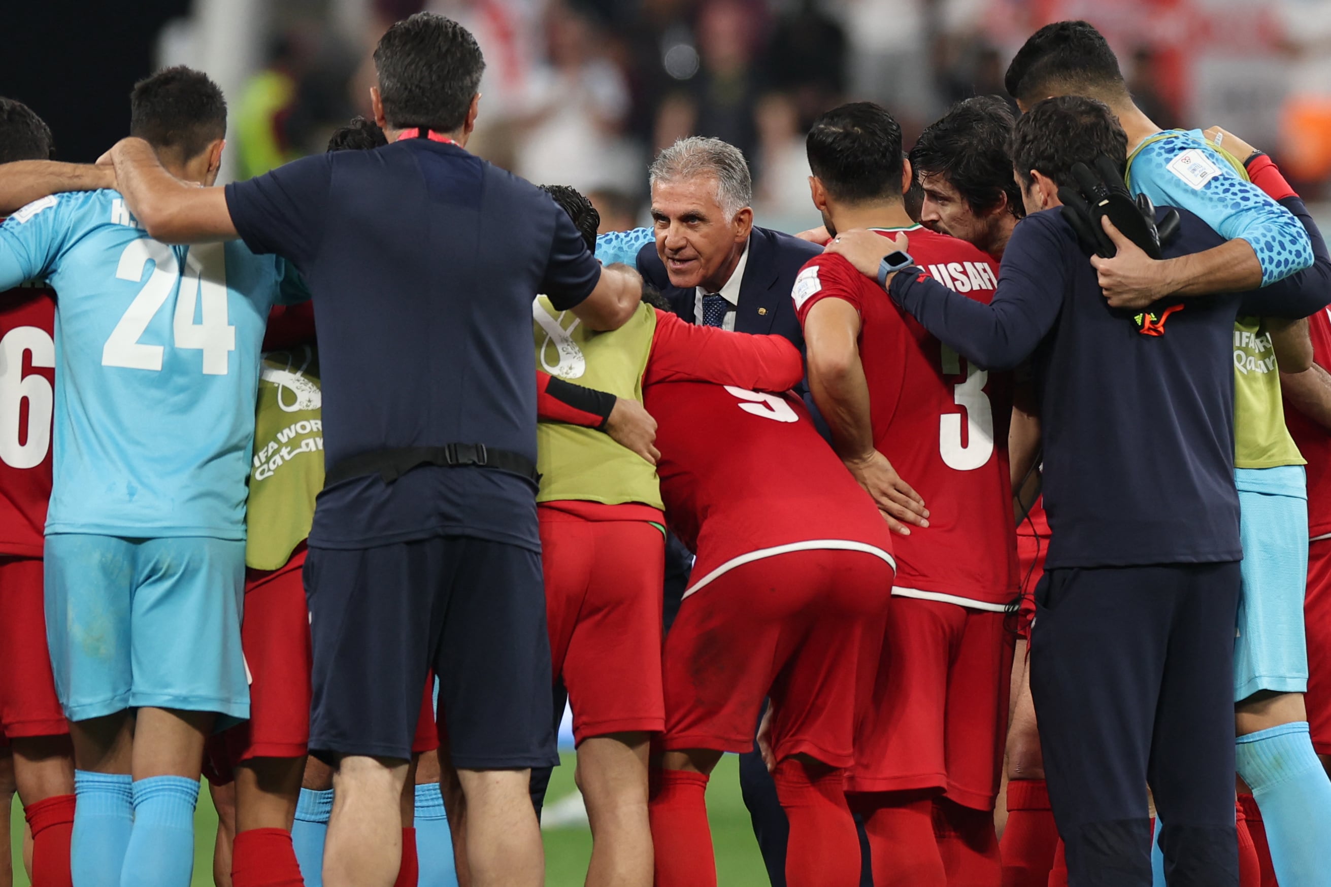 Carlos Queiroz habla con sus jugadores durante el partido contra Inglaterra