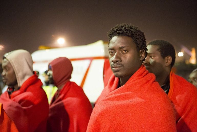 GRA086. MOTRIL (GRANADA). - Los 40 subsaharianos que navegaban en una patera y que fueron rescatados por Salvamento Marítimo a unas 56 millas de la costa de Granada llegan esta tarde al puerto de Motril. La embarcación fue localizada por un avión de Salv