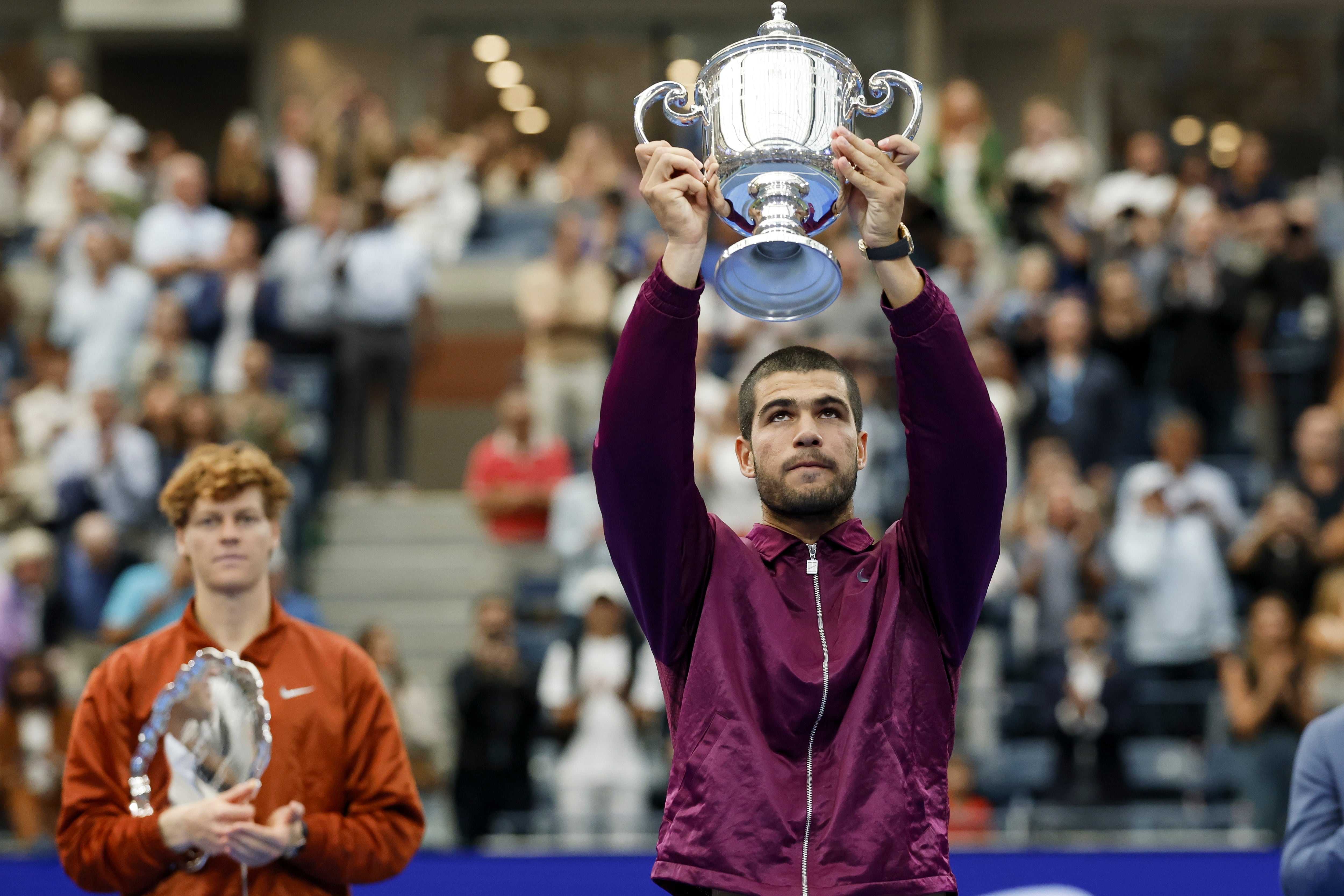 FLUSHING MEADOWS (United States), 08/09/2025.- Carlos Alcaraz of Spain (R) lifts the champions trophy after defeating Jannik Sinner of Italy (L) in the mens singles final of the US Open Tennis Championships at the USTA Billie Jean King National Tennis Center in Flushing Meadows, New York, USA, 07 September 2025. (Tenis, Italia, España, Nueva York) EFE/EPA/JOHN G. MABANGLO
