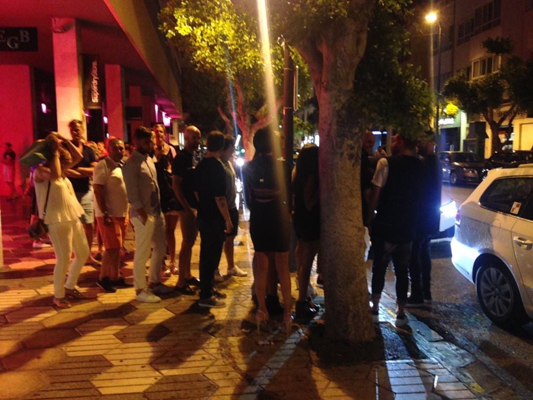 Imagen de archivo de usuarios esperando cola para coger un taxi en Vila