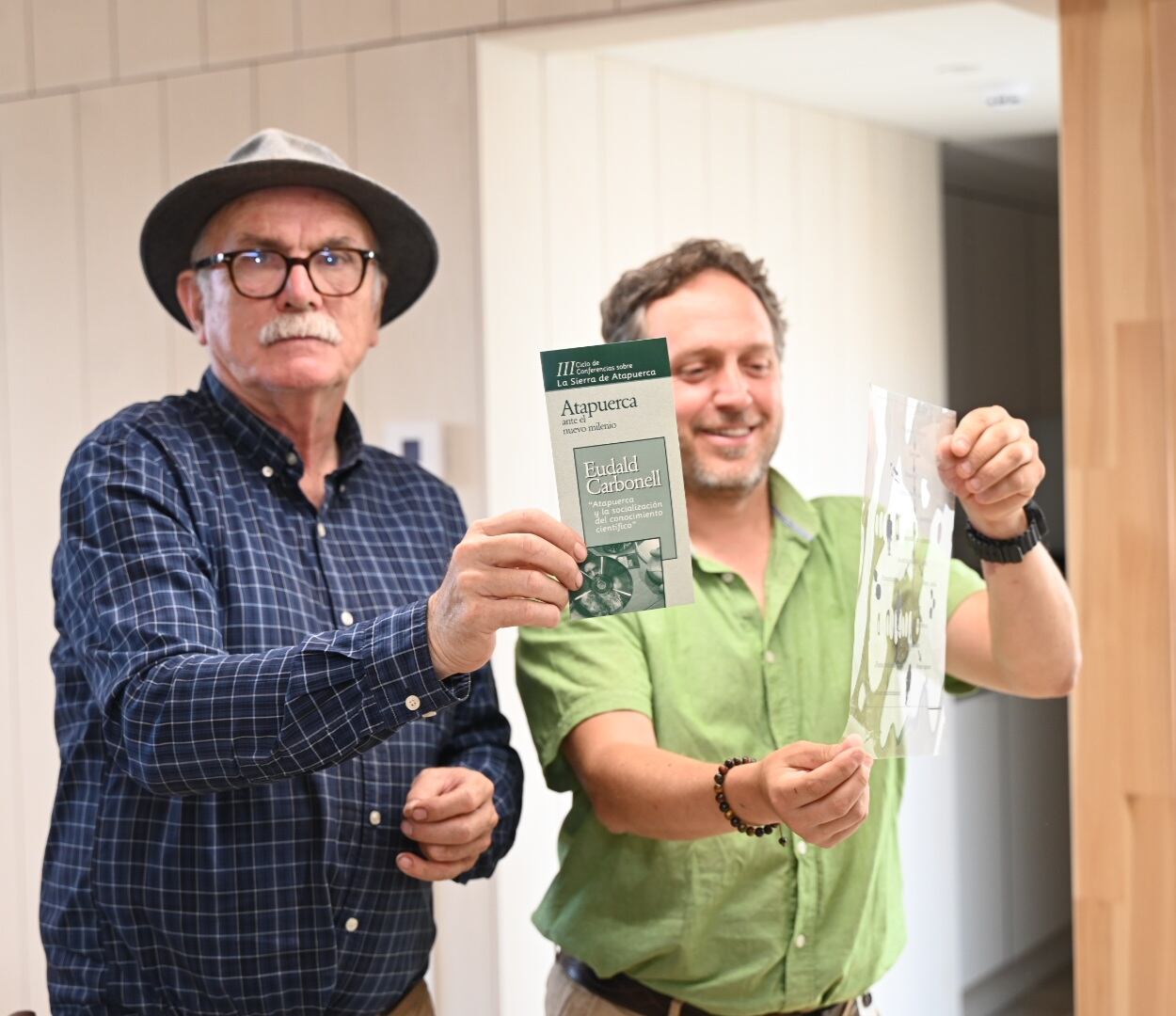 Eudald Carbonell i Roura, vicepresidente de la Fundación Atapuerca, con Eduardo Cerdá Romero, hijo de José Manuel Cerdá y miembro de la Asociación de Amigos de la Sierra de Atapuerca