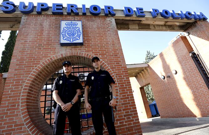 Los agentes de la Policía Nacional Ángel y Javier, que detuvieron a una mujer cuando pretendía arrojar a su bebé por la ventana mientras le cantaba nanas