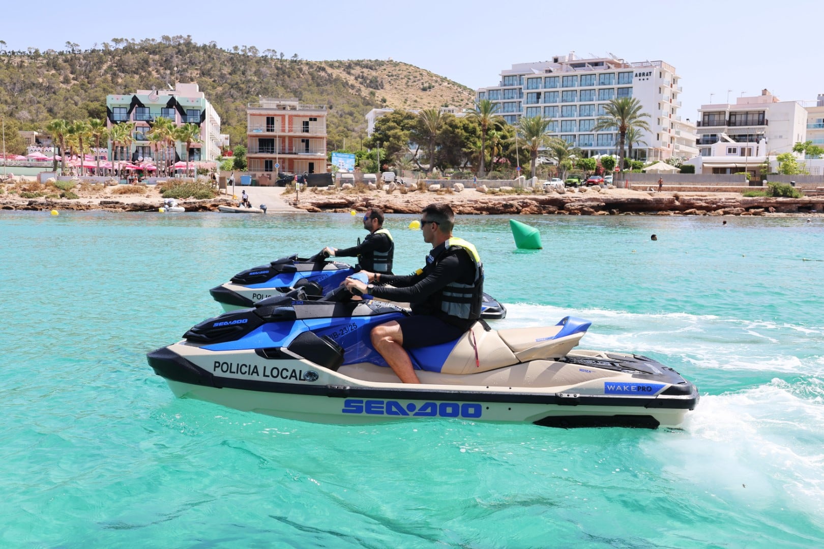 Agentes en las motos de agua