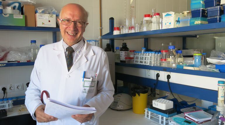 El doctor José Antonio Girón, en los laboratorios de la novena planta del Hospital Puerta del Mar 
 