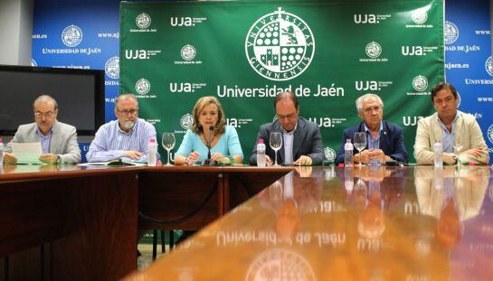 La Vicerrectora de Estudiantes de la Universidad de Jaén, María Luisa del Moral, y por el Director del Secretariado de Acceso, Antonio Damas (c),