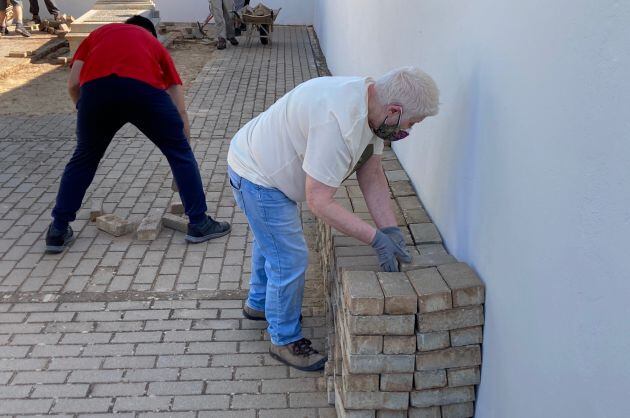 Algunos de los familiares participan en los trabajos de exhumación de sus seres queridos