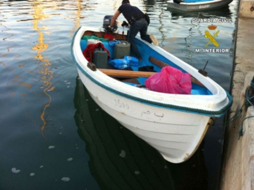 Imagen de archivo de una patera llegada a las islas 