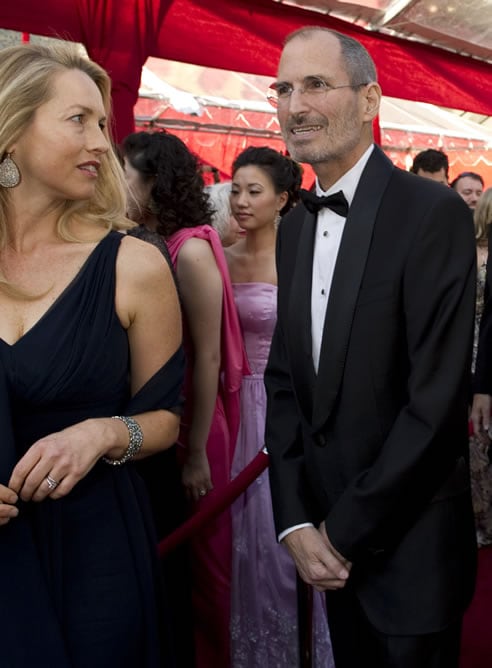 Steve Jobs junto a su esposa, Laurene Powell, en la ceremonia de los Oscars en 2010