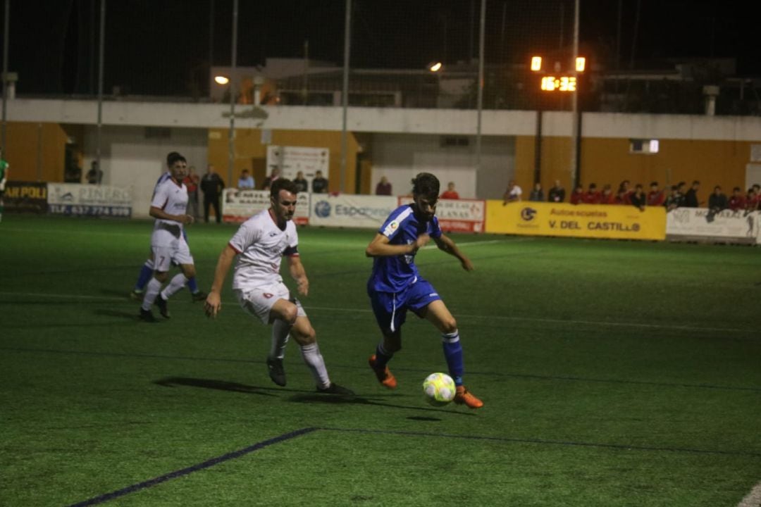 Borja tratando de conducir un balón ante un jugador del Antoniano 