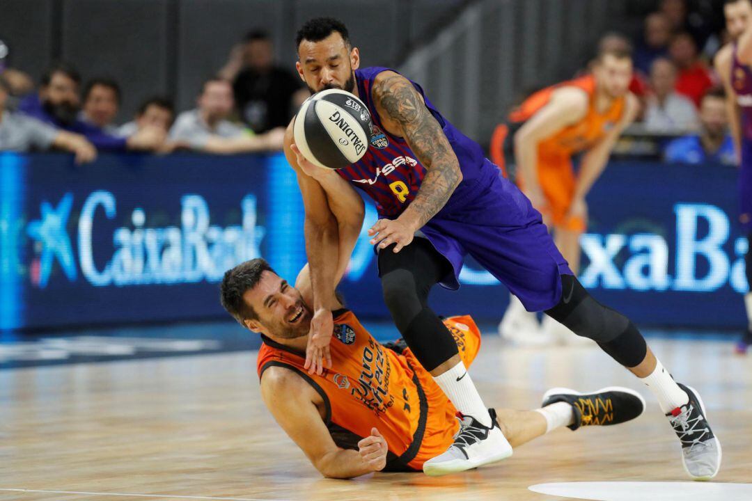 GRAF7359. MADRID, 14022019.- El alero húngaro del Barcelona Lassa, Adam Hanga (d) y el alero del Valencia Basket Fernando San Emeterio en el partido de cuartos de final de la Copa del Rey de baloncesto que se disputa esta noche en el Wizink Center Madrid. EFEJuan Carlos Hidalgo