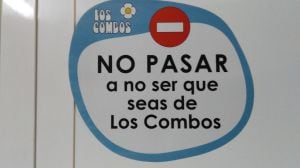 Un cartel en el interior de Los Combos