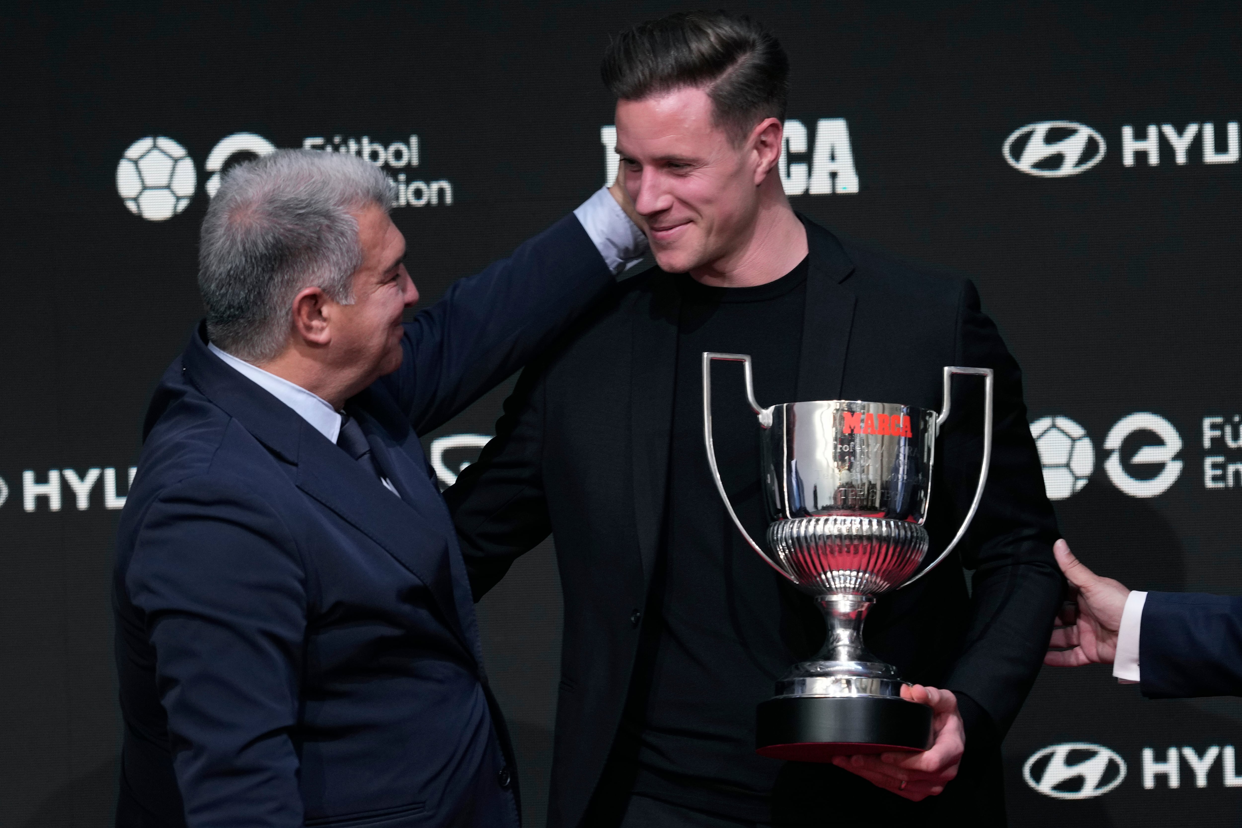 El portero del FC Barcelona Marc-André ter Stegen recibe del presidente del club azulgrana, Joan Laporta, el premio Zamora. EFE/Alejandro García