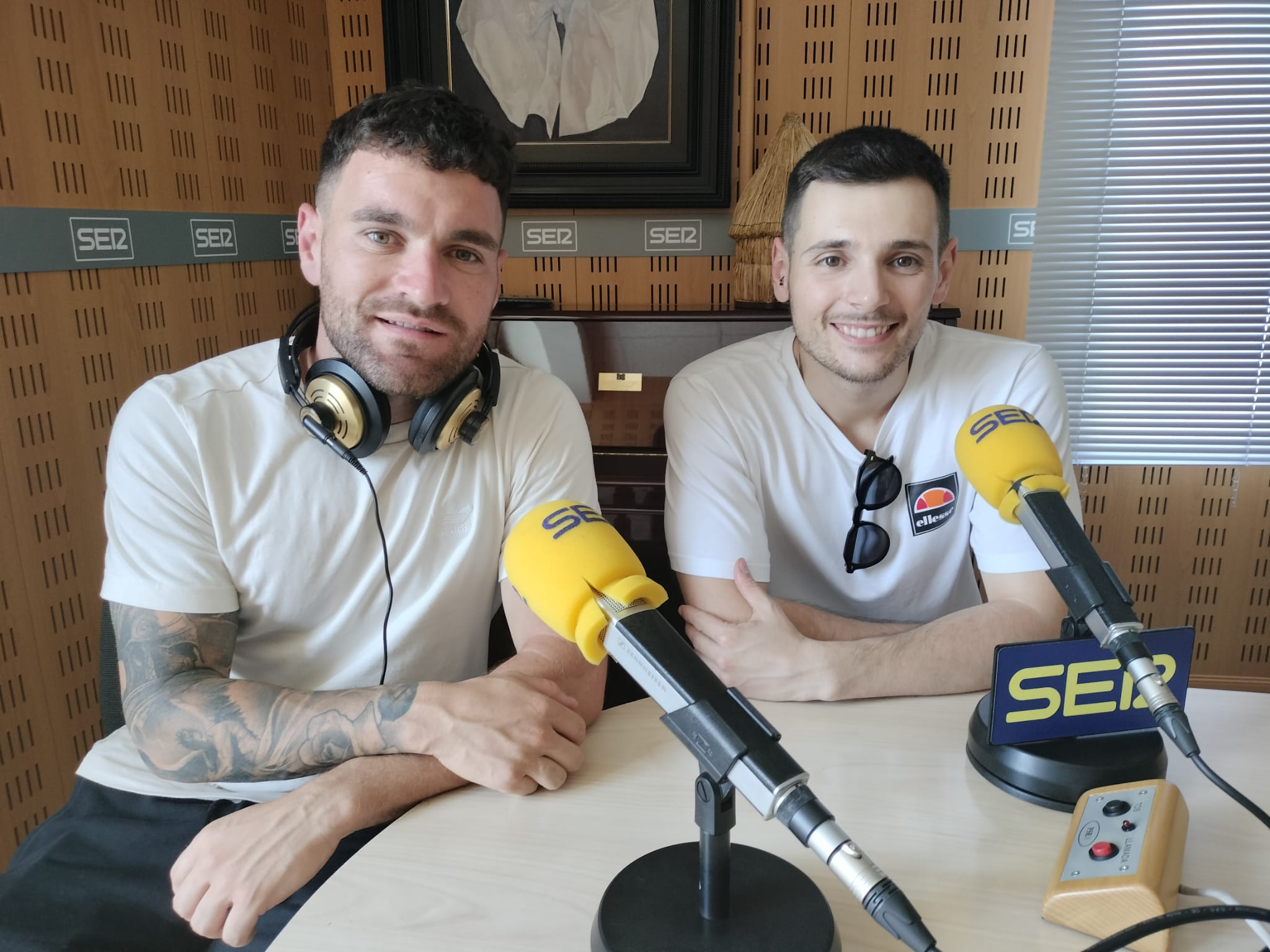 Javi Galán, con el técnico Borja Granado, este lunes en los estudios de la SER.