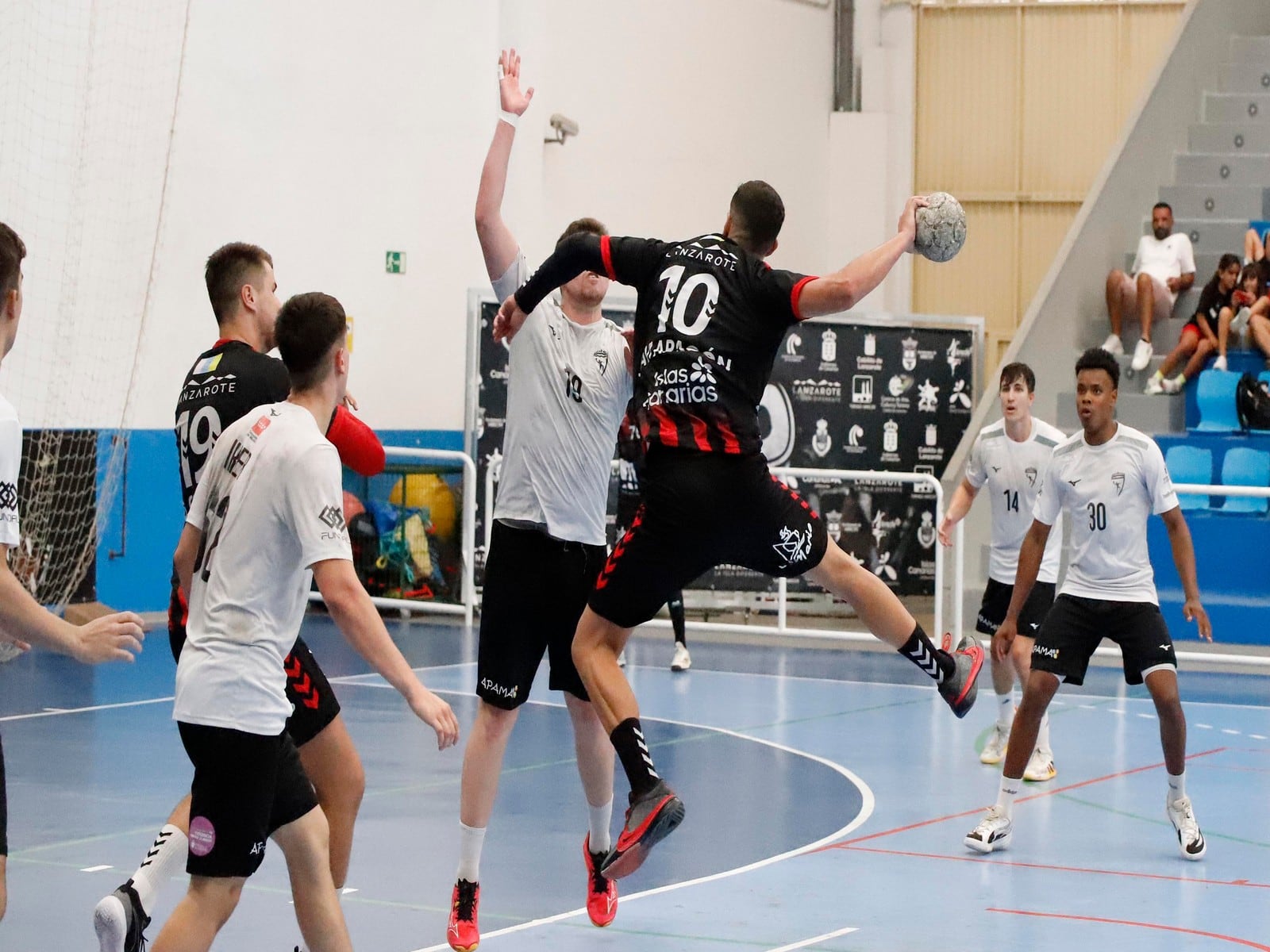 Lanzamiento del Balonmano Lanzarote Ciudad de Arrecife.