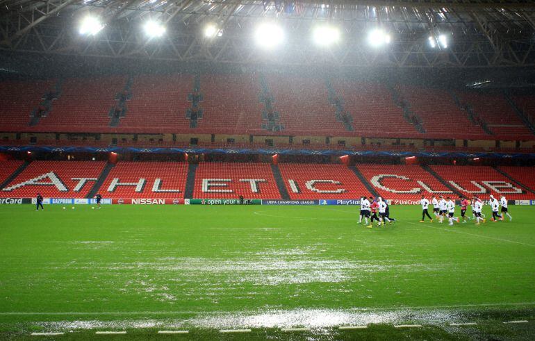 Los jugadores del Oporto, durante el entrenamiento de su equipo en el estadio de San Mamés