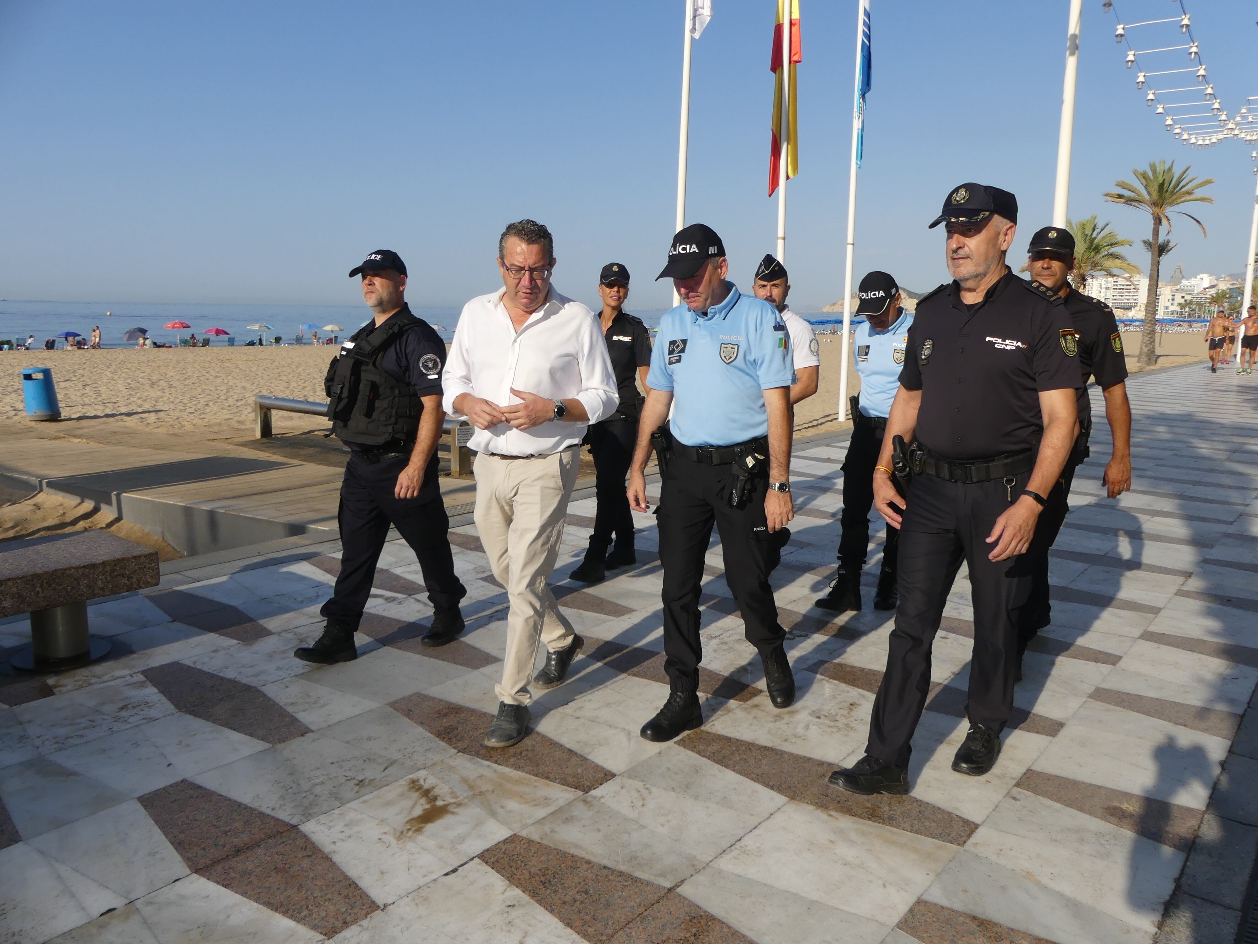El alcalde de Benidorm Toni Pérez pasea con los agentes por la playa
