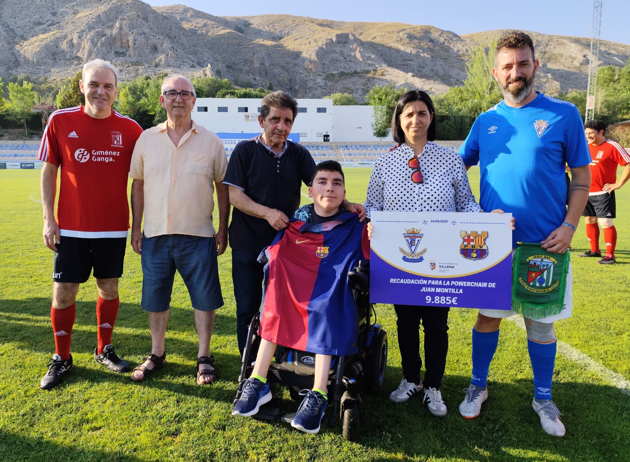 Momento de la entrega del cheque