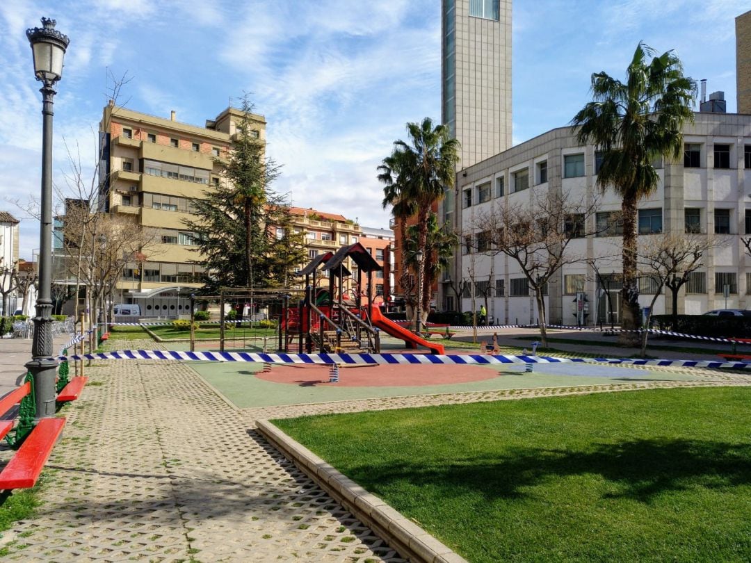 Parque infantil ubicado en el Paseo de Invierno de Tudela balizado