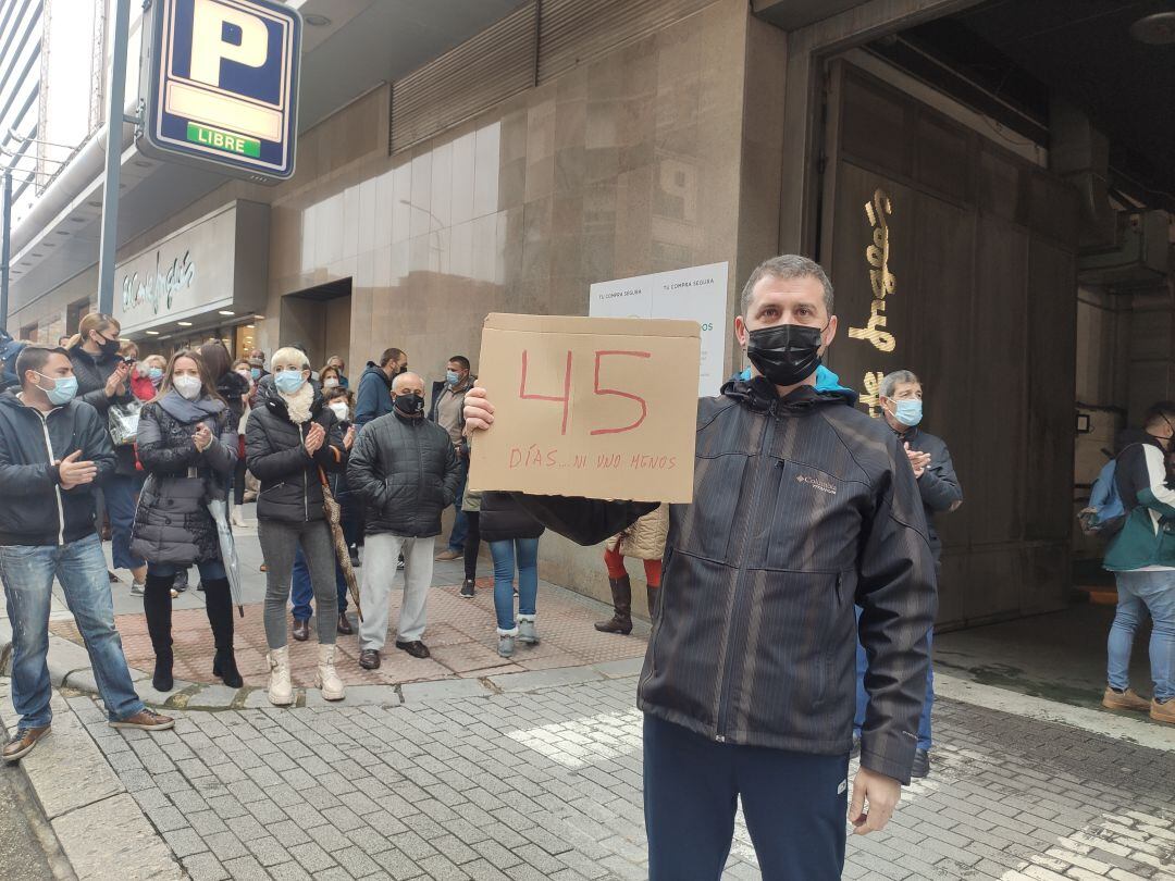 Manifestante pide indemnización de 45 días por año para los trabajadores de El Corte Inglés.