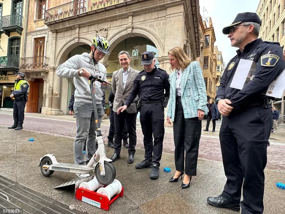 Castellón presenta un dispositivo pionero en España para el control de la movilidad en patinete eléctrico