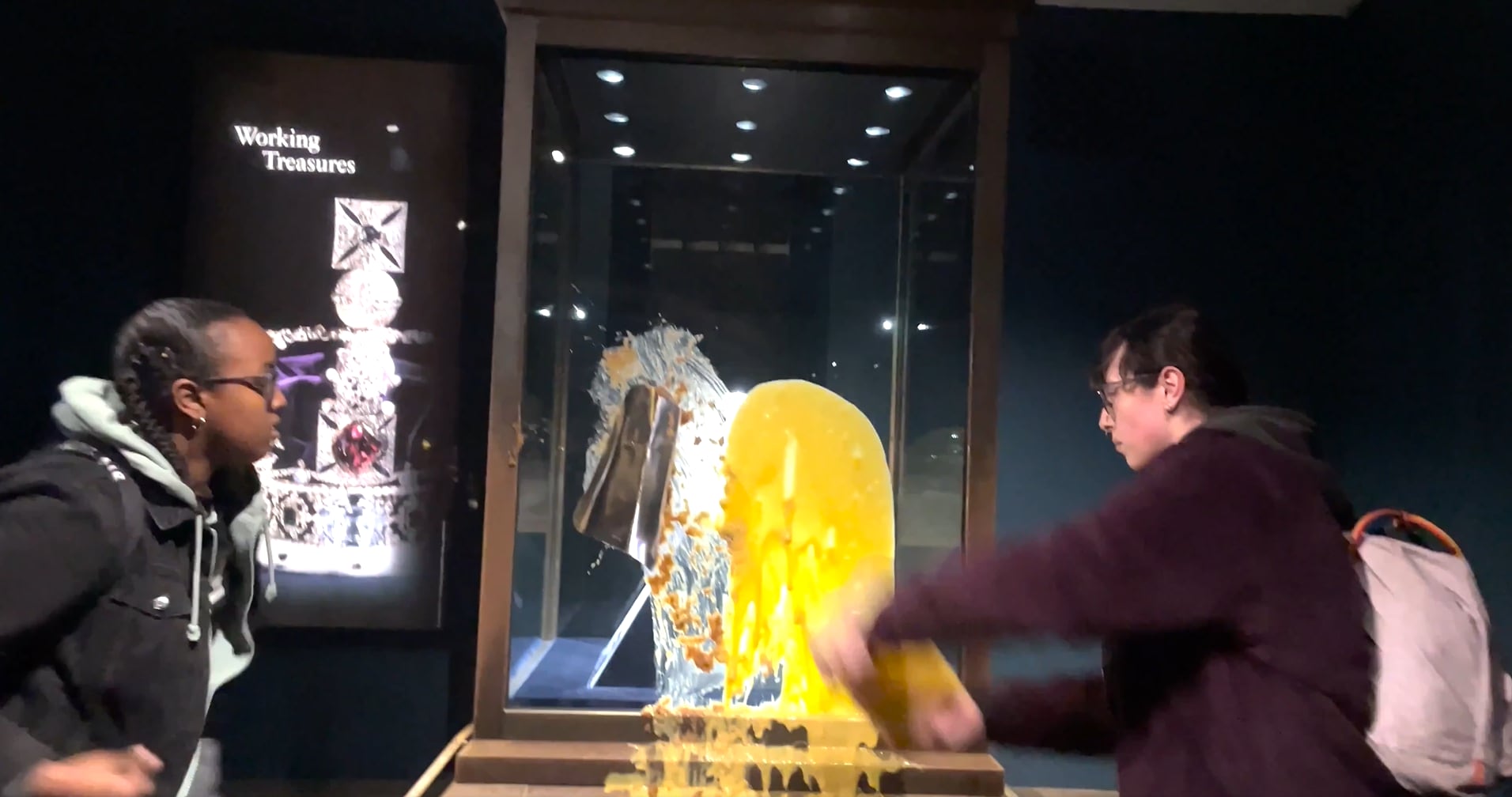 Los activistas lanzan masa de galletas y natilla sobre las Joyas de la Corona