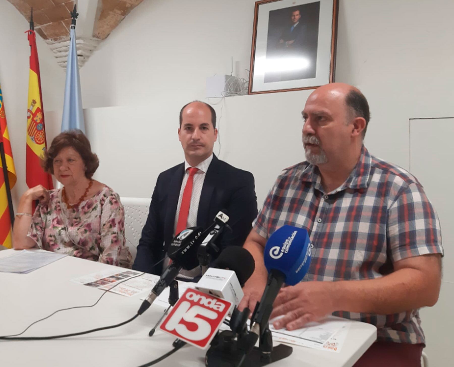 Fernando Mira, durant la seua intervenció en la roda de premsa de presentació de l'Aplec, junt al regidor de Cultura, Saúl Mira, i amb la presidenta de la comissió, Teresa García