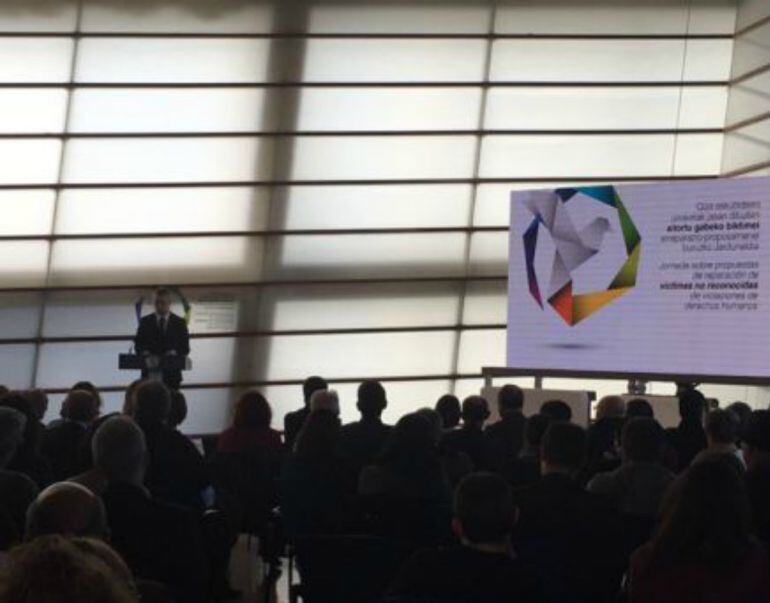 El Lehendakari, Iñigo Urkullu, en el acto por las víctimas de abusos policiales