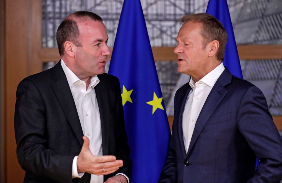 El presidente del Partido Popular europeo y candidato a la presidencia de la Comisión Europea, Manfred Weber (i), se reúne con el presidente del Consejo Europeo, Donald Tusk (d), en Bruselas 