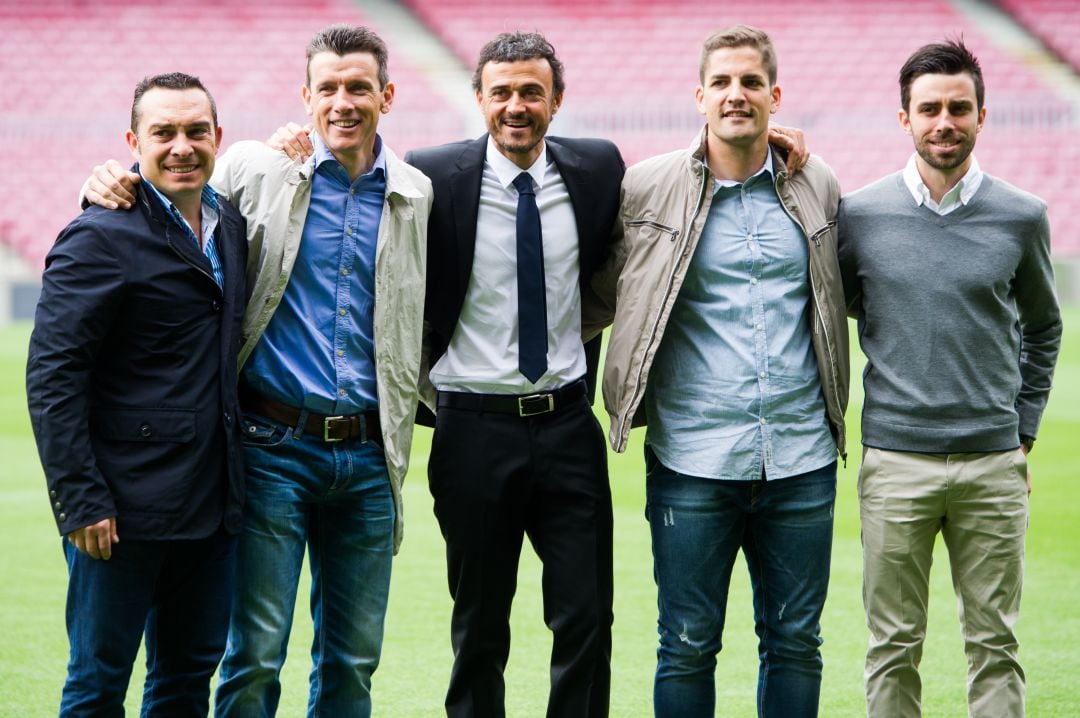 Luis Enrique, rodeado de su equipo, en su presentación como entrenador del FC Barcelona