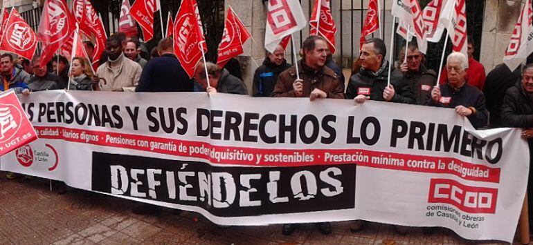 Concentración de delegados de UGT y CCOO ante la Subdelegación del gobierno en Burgos