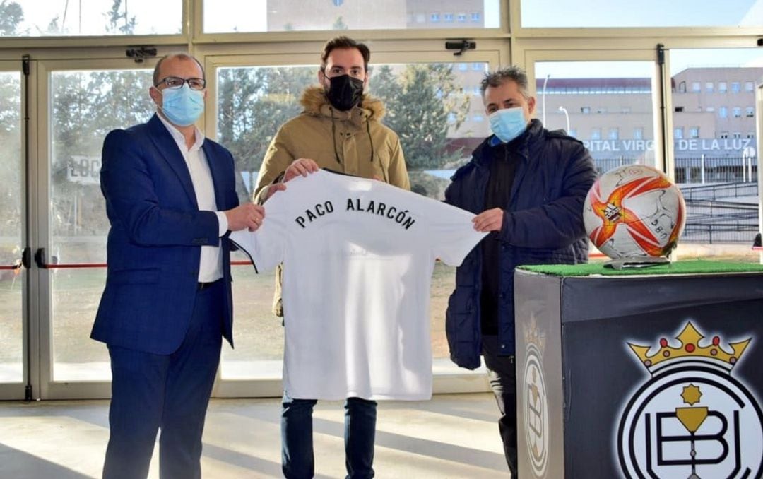 Ángel Mayordomo y Nacho Huélamo, directivos de la UB Conquense, junto al Fran Alarcón, hijo del periodista homenajeado.