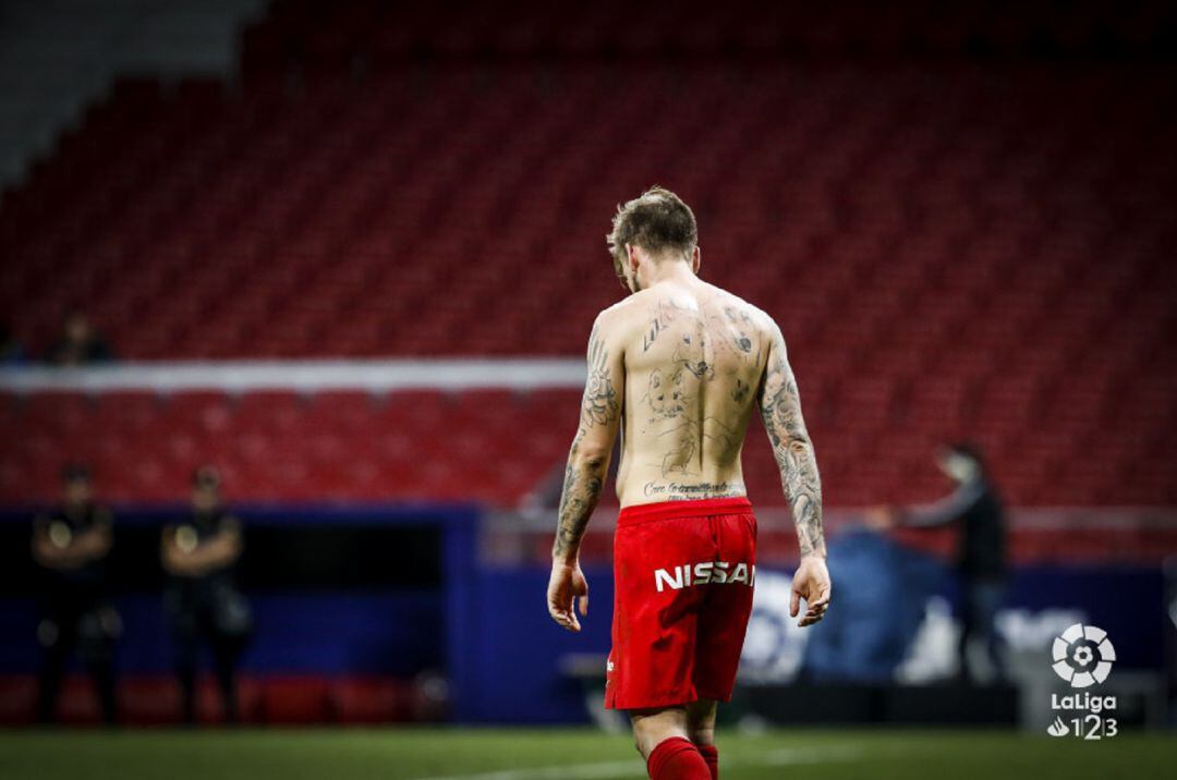 Álvaro Jiménez se retira, abatido, del Wanda Metropolitano.