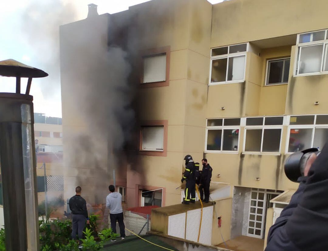 Un momento durante el incendio