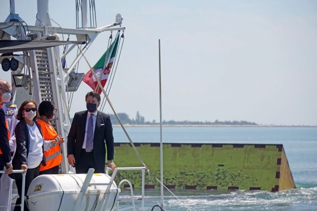 El primer ministro italiano, Giuseppe Conte, comprobando el funcionamiento del sistema MOSE.