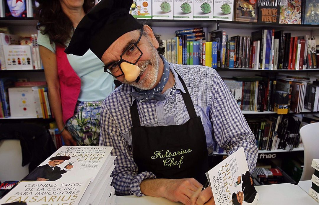 El cocinero Falsarius Chef en una firma de libros.