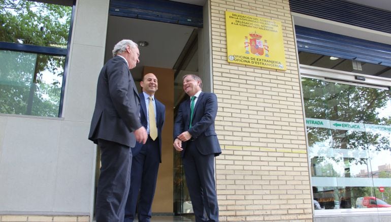 Juan Carlos Moragues en su visita a la Oficina de Extranjería de Valencia 