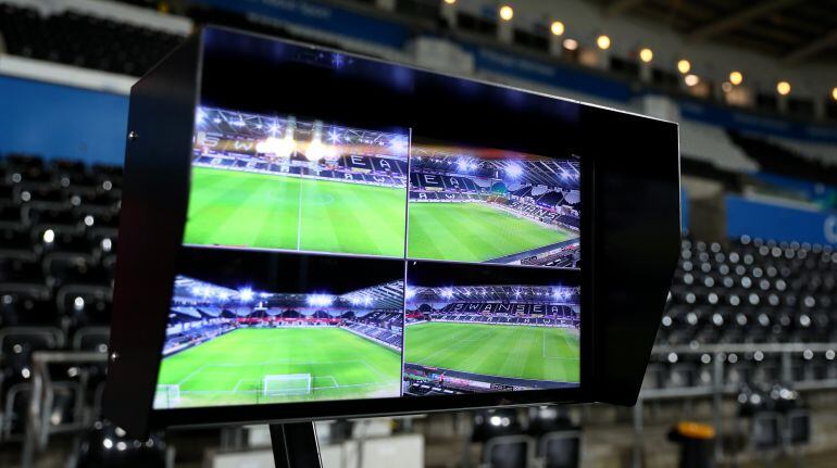 Los monitores para repasar las ugadas en un encuentro de la FA Cup inglesa.