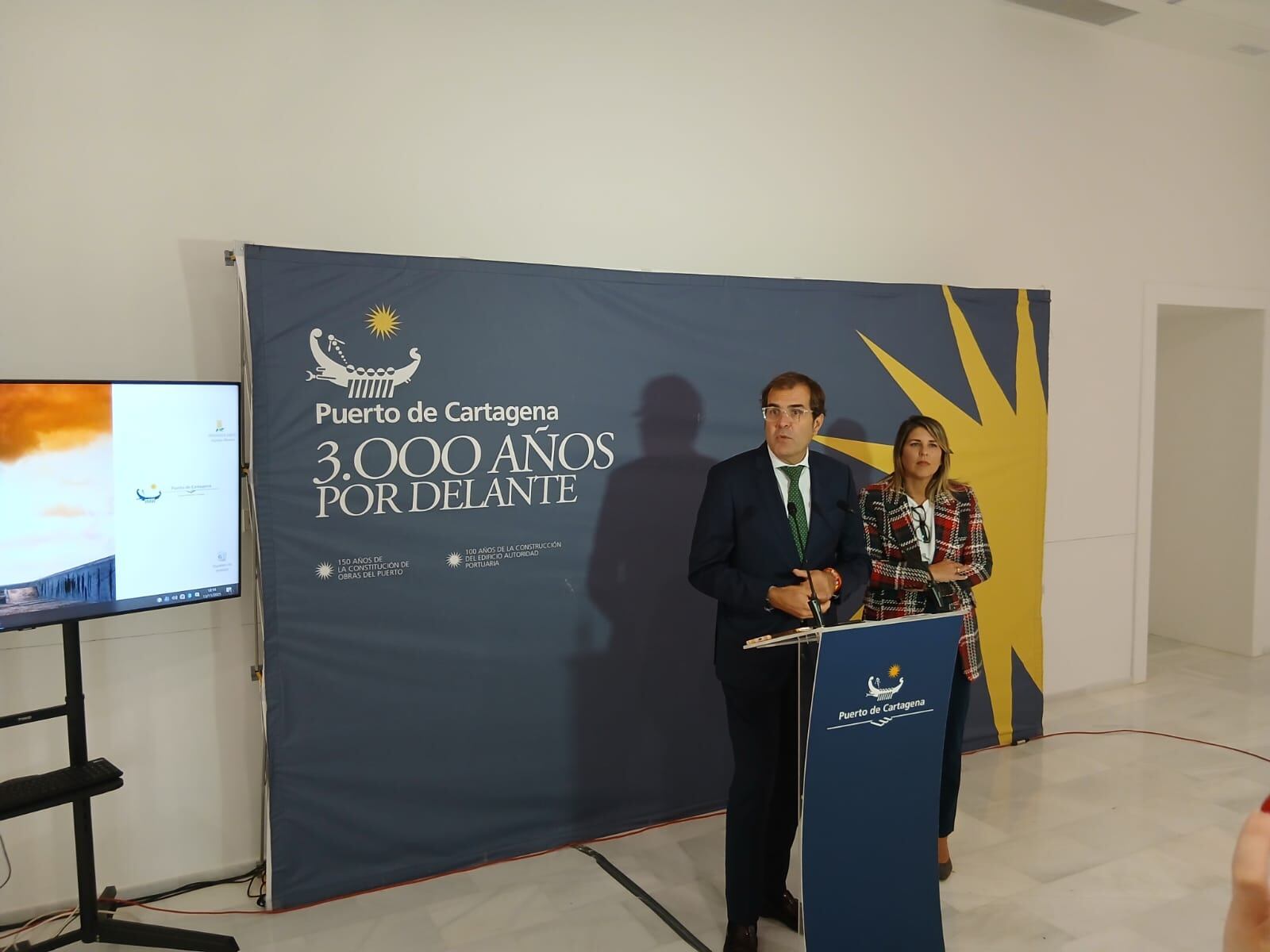 Pedro Pablo Hernández, junto a la alcaldesa, compareciendo ante los medios