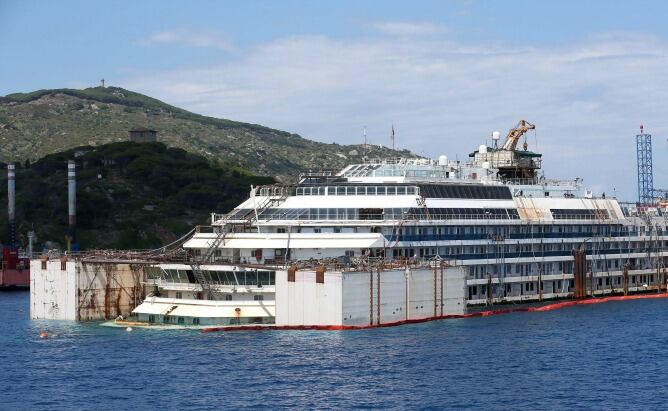El crucero Costa Concordia varado.