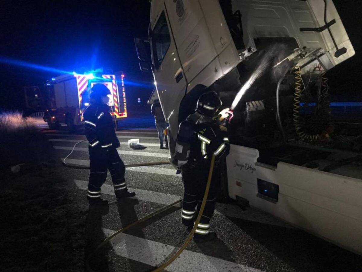 Los bomberos extinguen en Rueda el fuego de un camión que transportaba 24.000 kilos de aceite