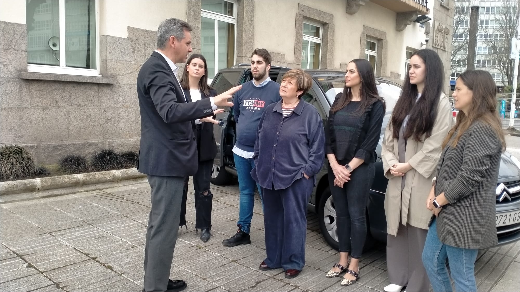 José Miñones con varios ciudadanos