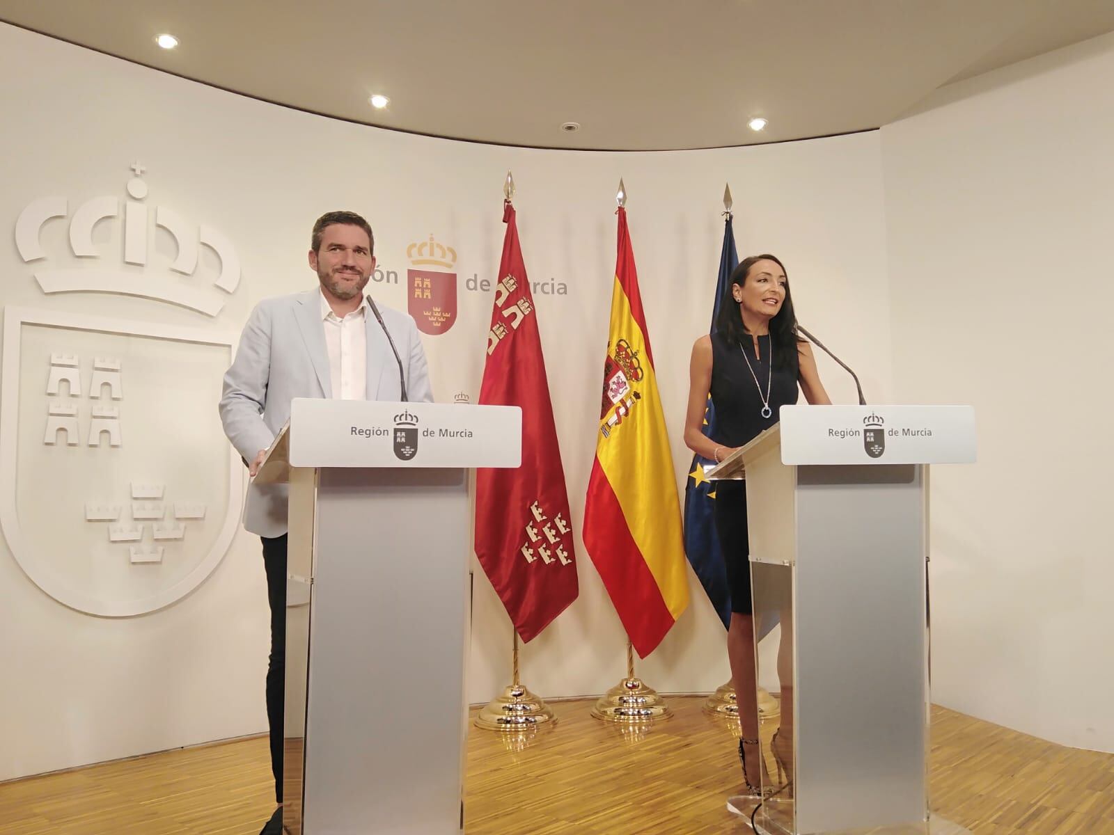 El consejero de Agricultura, Antonio Luengo, y la portavoz del Gobierno regional, Valle Miguélez, este jueves en rueda de prensa / Cadena SER